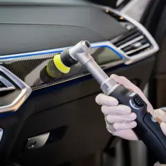 Rękawiczki i polerka pomagają w domowym sposobie na usunięcie rys z plastiku w samochodzie.