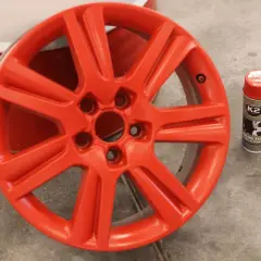 Pomarańczowa felga po malowaniu sprayem K2 Color Flex. Efekt odnowy gotowy!
