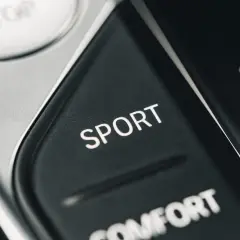 Przycisk "SPORT" na desce rozdzielczej. Czy można włączyć tryb sport podczas jazdy?