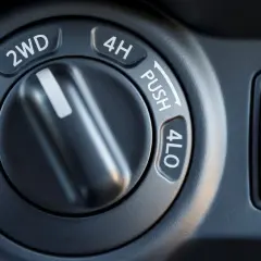 Pokrętło wyboru napędu w samochodzie: 2WD (napęd na dwa koła) to standardowy tryb jazdy. Obok oznaczenia 4H i 4LO.