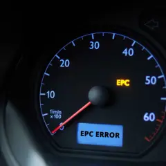 Kontrolka EPC świeci się na desce rozdzielczej Skoda Fabia, sygnalizując błąd.