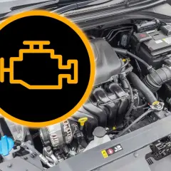 Ikona kontrolki "check engine" zapala się i gaśnie nad silnikiem samochodu.