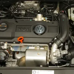 Silnik 1.4 TSI Volkswagena, z widocznym turbosprężarką i elementami układu dolotowego.
