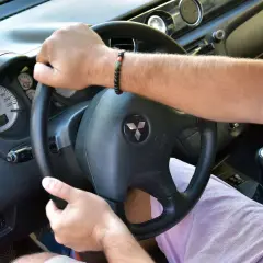 Ręce na kierownicy, kontrolki na desce rozdzielczej. Czyżby **elektryczne wspomaganie kierownicy usterki** dawały o sobie znać?