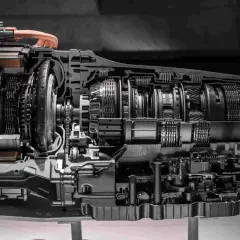 Przekrój skrzyni 7G-TRONIC z widocznymi elementami hydraulicznymi, sprzęgłem i zestawami kół zębatych.