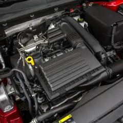 Silnik 1.4 TSI EA211. Charakterystyczny czarny kolektor dolotowy z czterema wylotami.