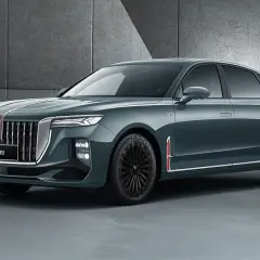 Elegancki, ciemnozielony sedan z charakterystycznym grillem, jeden z nowych, imponujących chinskie marki aut.