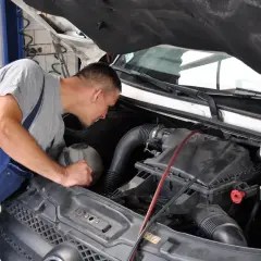 Mechanik bada przyczynę falujących obrotów na ciepłym silniku diesel.