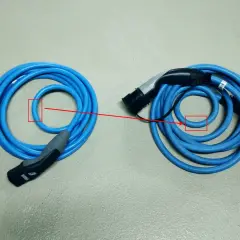 Dwa niebieskie kable do ładowania samochodu elektrycznego, jeden z wtyczką typu 2, drugi z wtyczką typu 1. Jaki kabel do ładowania samochodu elektrycznego wybrać?