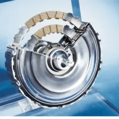 Przekrój sprzęgła dwumasowego, kluczowy element w naprawie skrzyń DSG. Widoczne okładziny cierne i mechanizm.