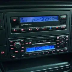 Klimatronik co to? Panel sterowania klimatyzacją i radiem w samochodzie Volkswagen. Wyświetlacz pokazuje temperaturę 20°C i tryb ECON.