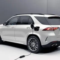 Biały SUV z wtyczką ładowania. Rozważając silnik hybrydowy wady i zalety, warto zwrócić uwagę na takie pojazdy.