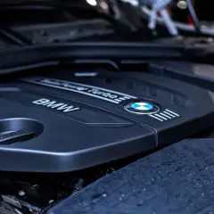 Silnik BMW z napisem "Turbo". Ten wysokoprężny silnik spalinowy to serce samochodu.