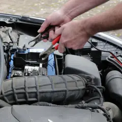 Podłączanie kabli rozruchowych do akumulatora. Gdy auto odpala i po chwili gaśnie diesel objawy mogą być różne, ale problem z prądem to częsta przyczyna.