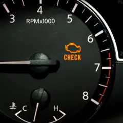 Kontrolka "Check Engine" świeci się, sugerując problem z zaworem EGR lub innym elementem silnika.