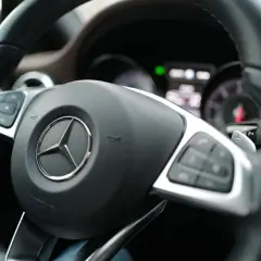 Kierownica Mercedesa z przyciskami i łopatkami zmiany biegów. Brak luzów na kierownicy, gotowa do jazdy.