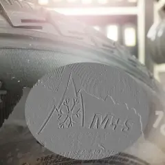 Oznaczenie opon wielosezonowych: symbol płatka śniegu i literki M+S na bieżniku.