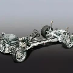 Przekładnia napędowa (RWD) w BMW. Silnik, wał napędowy i tylne koła pokazują, rwd co to znaczy.