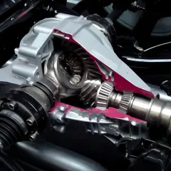 Przekładnia różnicowa, czyli szpera w samochodzie, to mechanizm z zębatkami, który rozdziela moc na koła.