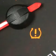 Kontrolka TPMS co to? Ostrzega o niskim ciśnieniu w oponach. Sprawdź ciśnienie, by zapewnić bezpieczeństwo.