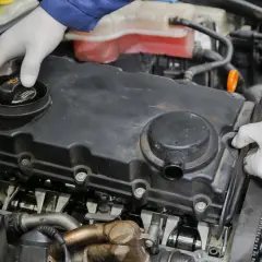Mechanik sprawdza silnik 2.0 TDI, szukając objawów uszkodzonej odmy.