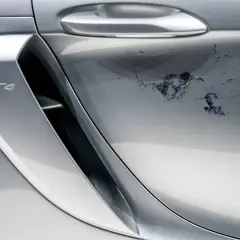 Uszkodzony lakier bezbarwny na srebrnym Porsche GT4. Jak usunąć lakier bezbarwny z samochodu, gdy jest tak zniszczony?