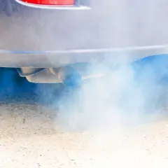 Niebieski dym z wydechu diesel, który wydobywa się z rury wydechowej samochodu, tworzy chmurę zanieczyszczeń.