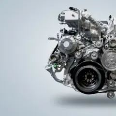 Złożony silnik wysokoprężny, z licznymi paskami i kołami pasowymi, budzi pytanie: silnik wysokoprężny to diesel czy benzyna?