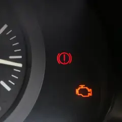 Na desce rozdzielczej BMW świeci się kontrolka "check engine" oraz kontrolka hamulca ręcznego.