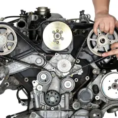 Mechanik sprawdza rozrząd silnika, kluczowy element synchronizacji pracy.