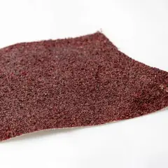 Fragment czerwonego papieru ściernego, idealnego do polerowania lakieru. Pytanie: jaki papier wodny do polerowania lakieru?