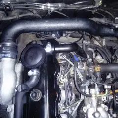 Silnik 1.9 TDI z widocznymi elementami układu dolotowego. Uszkodzona odma może powodować objawy takie jak dymienie i utrata mocy.
