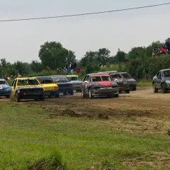 Wyścigi samochodowe na błotnistym torze. Kjs co to? To emocje, kurz i walka o każdy centymetr trasy.