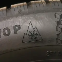 Symbol góry ze śnieżynką to znak, jak rozpoznać opony zimowe. Opona TS870P z oznaczeniem 3PMSF.