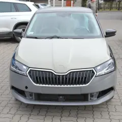 Szara maska samochodu Skoda czeka na malowanie. Widać kratkę grilla i reflektory.