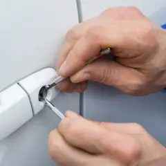 Ręce majstrują przy zamku drzwi samochodu, bo nie mogę otworzyć drzwi w samochodzie od zewnątrz i wewnątrz.