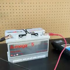 Akumulator A-mega Premium 75Ah 12V nie chce się ładować. Podłączony tester diagnostyczny pokazuje błąd.