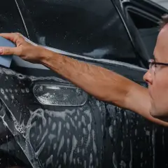 Aplikacja folii PPF na lakier samochodu. To ochrona przed zarysowaniami.