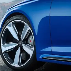 Niebieskie Audi z felgami. Czy głośność opony 71db to dużo? To cicha opona, która nie przeszkadza w podróży.