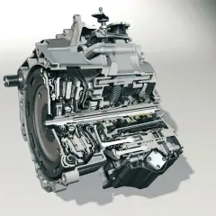 Przekrój skrzyni biegów DSG, ukazujący złożony mechanizm z kołami zębatymi i elementami hydraulicznymi.
