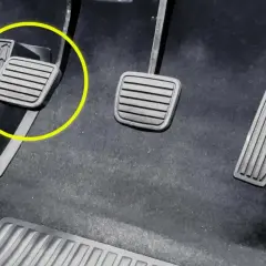 Zółtym kółkiem zaznaczono pedał gazu. Wciskam gaz, obroty rosną, a auto nie przyspiesza. Coś jest nie tak.