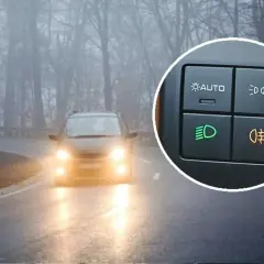 Włączone światła przeciwmgielne poprawiają widoczność na mglistej drodze. Widoczny przycisk z ikoną mgły sugeruje ich użycie.