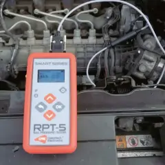 Tester ciśnienia RPT-5 podłączony do silnika. Sprawdzanie ciśnienia w układzie common rail.