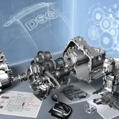 Rozłożona skrzynia automatyczna DSG z widocznymi trybami i schematami technicznymi.