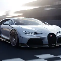 Srebrny Bugatti Chiron pędzi po torze, niemal natychmiast osiągając prędkość 100 km/h.