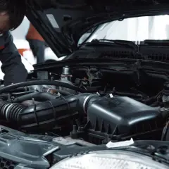 Mechanik sprawdza silnik, szukając objawów zapowietrzonego sprzęgła.