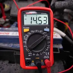 Multimetr pokazuje 14.53V, co oznacza, że akumulator ładuje się na postoju.