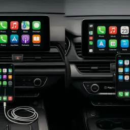 Jak połączyć telefon z samochodem? iPhone podłączony kablem do ekranu systemu multimedialnego auta, wyświetla ikony aplikacji.