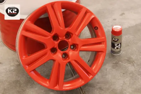 Pomarańczowa felga po malowaniu sprayem K2 Color Flex. Efekt odnowy gotowy!