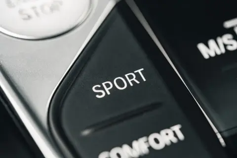 Przycisk "SPORT" na desce rozdzielczej. Czy można włączyć tryb sport podczas jazdy?